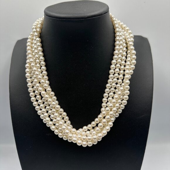 Elegant Pearl Necklace - Picture 2 of 13